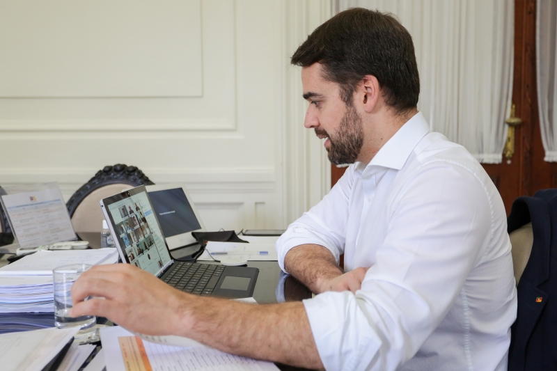 Leite contou que sente dor de cabeça e cansaço, mas mantém compromissos por videoconferência