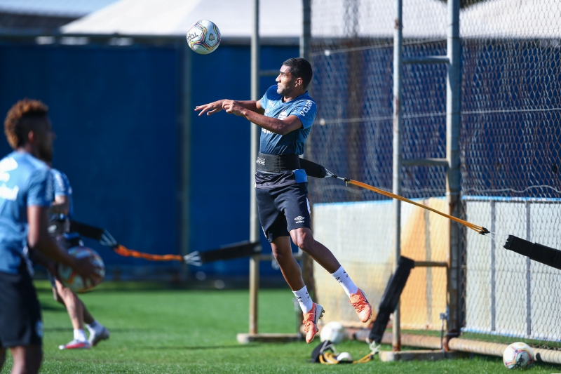 Presidente do Grêmio advertiu que treinos individuais esgotaram e aumenta risco de lesão