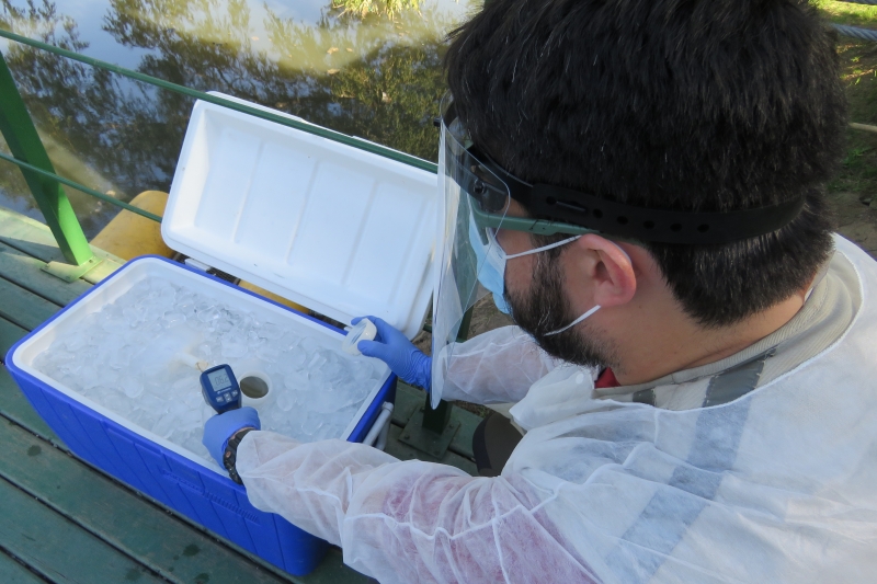 {'nm_midia_inter_thumb1':'https://www.jornaldocomercio.com/_midias/jpg/2020/06/24/206x137/1_coletadentro-9083464.jpg', 'id_midia_tipo':'2', 'id_tetag_galer':'', 'id_midia':'5ef3c2166434a', 'cd_midia':9083464, 'ds_midia_link': 'https://www.jornaldocomercio.com/_midias/jpg/2020/06/24/coletadentro-9083464.jpg', 'ds_midia': 'Amostra do Arroio Dilúvio foi coletada na tarde desta quarta-feira', 'ds_midia_credi': 'SERGIO LOURUZ/PMPA/JC', 'ds_midia_titlo': 'Amostra do Arroio Dilúvio foi coletada na tarde desta quarta-feira', 'cd_tetag': '1', 'cd_midia_w': '800', 'cd_midia_h': '533', 'align': 'Left'}