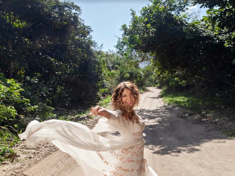 Registro de show com a canção 'Forró pesado/É proibido cochilar' está disponível no canal do YouTube da cantora