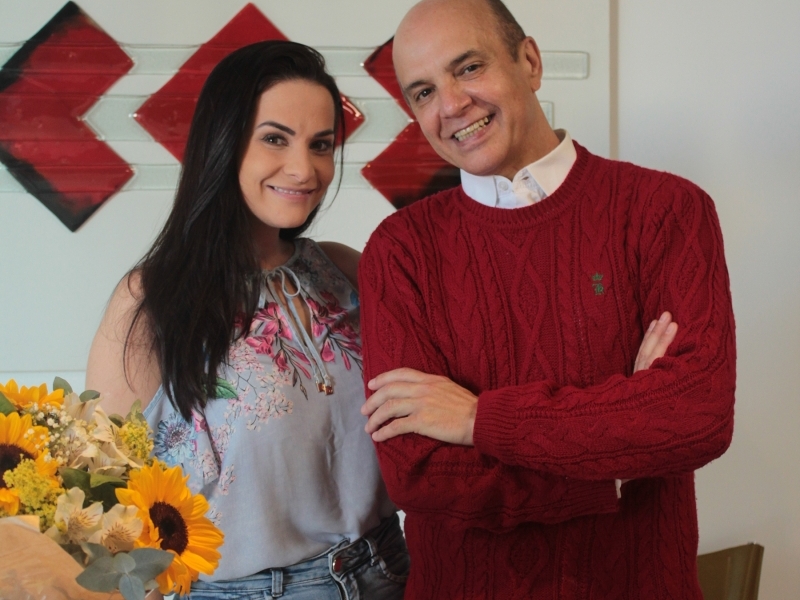 Marcele Troian Pulita com o colunista João Pulita, que brindou troca de idade em Caxias do Sul