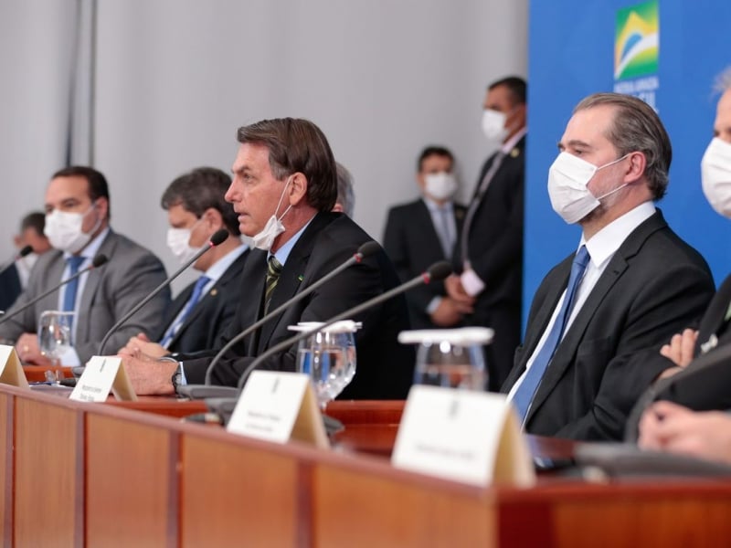 Bolsonaro, ao microfone, fez discurso de conciliação com o Supremo