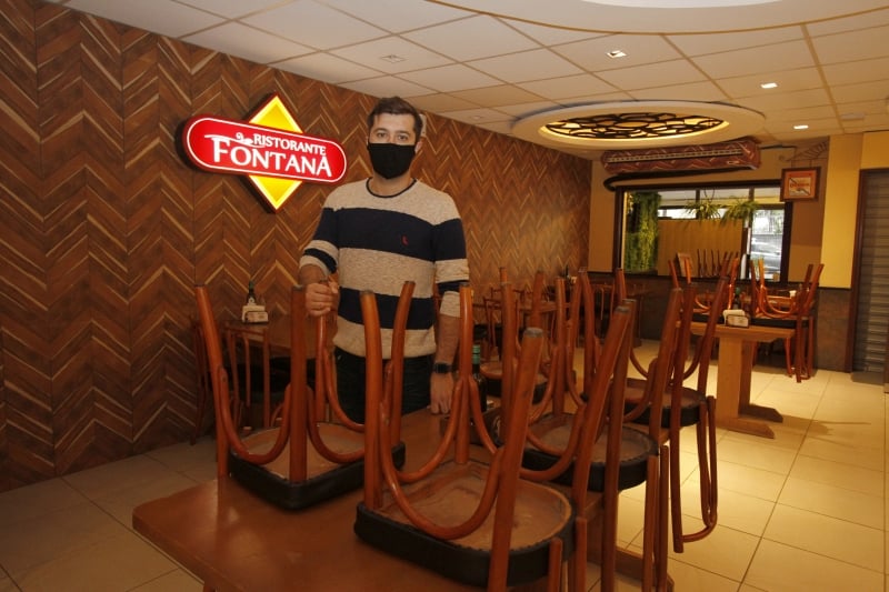 {'nm_midia_inter_thumb1':'https://www.jornaldocomercio.com/_midias/jpg/2020/06/25/206x137/1_lp_250620___restaurante_fontana__27_-9083685.jpg', 'id_midia_tipo':'2', 'id_tetag_galer':'', 'id_midia':'5ef4ce54773e5', 'cd_midia':9083685, 'ds_midia_link': 'https://www.jornaldocomercio.com/_midias/jpg/2020/06/25/lp_250620___restaurante_fontana__27_-9083685.jpg', 'ds_midia': 'Alimentos perec&iacute;veis foram doados e parte descartada, lamenta Broi', 'ds_midia_credi': 'LUIZA PRADO/JC', 'ds_midia_titlo': 'Alimentos perec&iacute;veis foram doados e parte descartada, lamenta Broi', 'cd_tetag': '1', 'cd_midia_w': '800', 'cd_midia_h': '533', 'align': 'Left'}