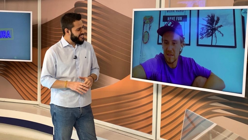 Repórter Jeremias Wernek conversa com cantor gaúcho em novo quadro de telejornal