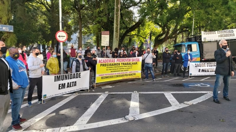 {'nm_midia_inter_thumb1':'https://www.jornaldocomercio.com/_midias/jpg/2020/06/26/206x137/1_9ce916c0_a706_48b9_8609_5243c0d681a5-9084476.jpg', 'id_midia_tipo':'2', 'id_tetag_galer':'', 'id_midia':'5ef62539ac7e1', 'cd_midia':9084476, 'ds_midia_link': 'https://www.jornaldocomercio.com/_midias/jpg/2020/06/26/9ce916c0_a706_48b9_8609_5243c0d681a5-9084476.jpg', 'ds_midia': 'Protesto da Associação das Academias Gaúchas Unidas - AAGU - em frente ao Palácio Piratini em Porto Alegre pela reabertura das academias e o reconhecimento dos profissionais como serviço essencial', 'ds_midia_credi': 'AAGU/DIVULGAÇÃO/JC', 'ds_midia_titlo': 'Protesto da Associação das Academias Gaúchas Unidas - AAGU - em frente ao Palácio Piratini em Porto Alegre pela reabertura das academias e o reconhecimento dos profissionais como serviço essencial', 'cd_tetag': '1', 'cd_midia_w': '800', 'cd_midia_h': '450', 'align': 'Left'}