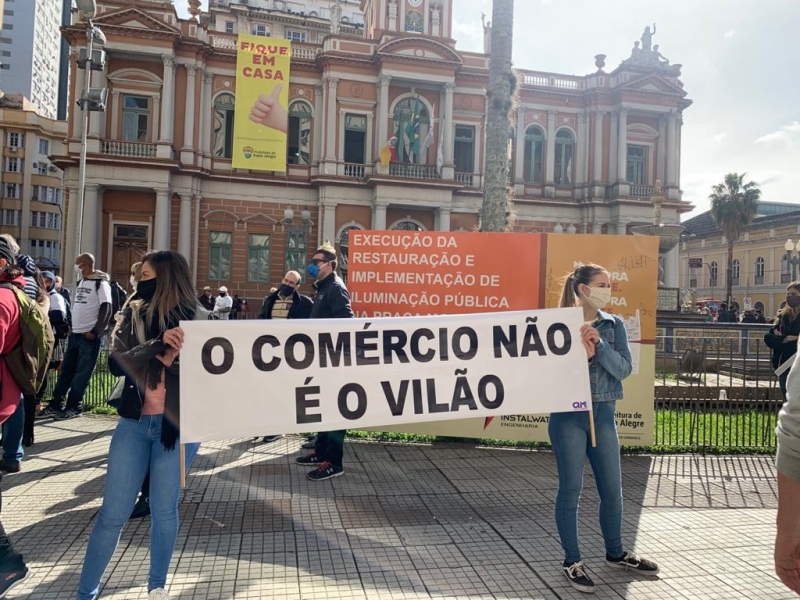 Protesto na frente da Prefeitura em Porto Alegre pela reabertura do comércio 