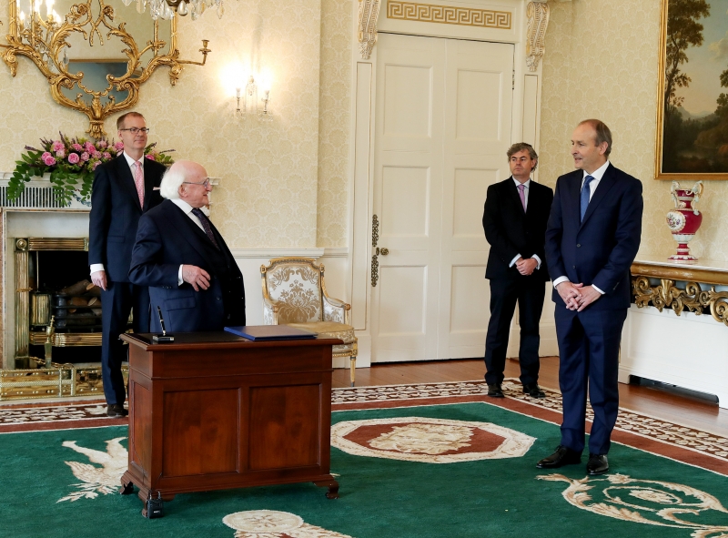 Rivais fecharam acordo inédito para nomear o primeiro-ministro Micheál Martin (direita)