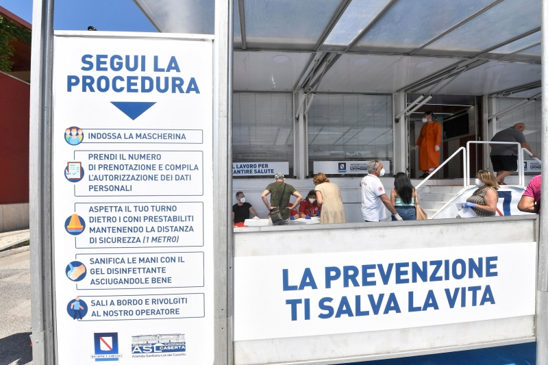 A Itália registra, desde abril, queda sustentada no número de novos casos de coronavírus