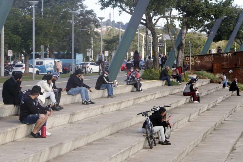 Registros de Covid-19 entre jovens vêm aumentando em Porto Alegre