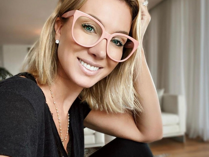 Claudia Bartelle brinda um ano de 
sua coleção assinada para a Foernges