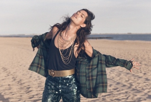 Enquanto prepara disco inédito, artista se posiciona sobre um mundo em convulsão