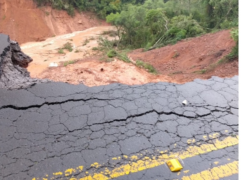 Em Nova Roma do Sul, a ERS-448, no km 24, teve interrupção total por deslizamento do asfalto