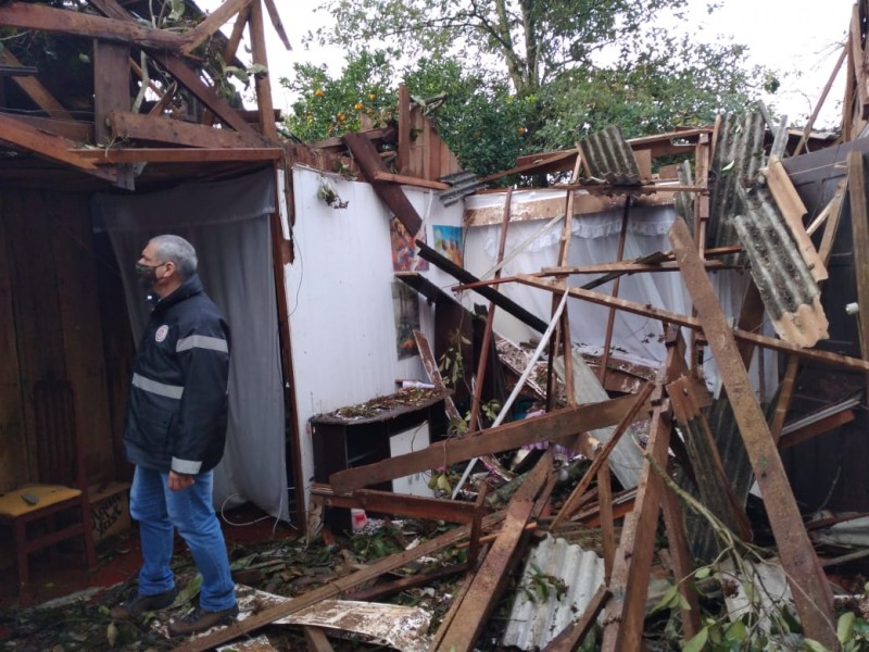 A Defesa Civil realizou a entrega de lonas a diversos municípios do Estado que tiveram danos