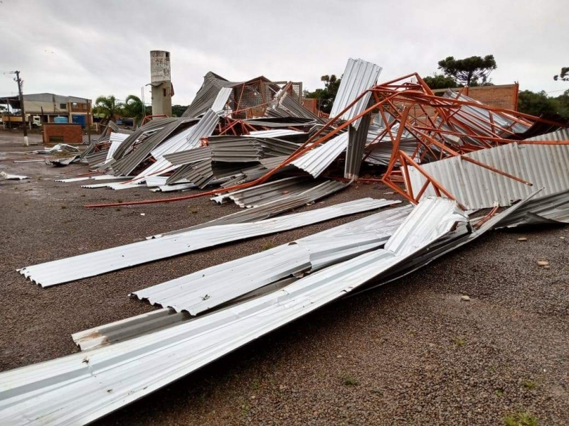Ventos de 100 km/h deixaram rastro de destruição e famílias desalojadas no Estado
