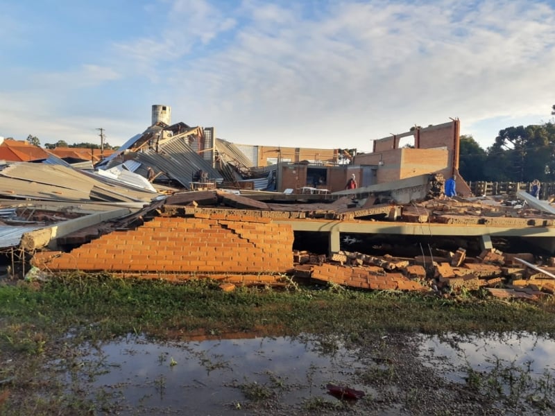 Defesa Civil do Estado contabilizou danos a edificações, incluindo destelhamentos, alagamentos, queda de postes e danos a residências