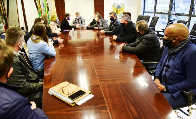 {'nm_midia_inter_thumb1':'https://www.jornaldocomercio.com/_midias/jpg/2020/07/01/206x137/1_prefeitura___caixa___01_07___fl-9087750.jpg', 'id_midia_tipo':'2', 'id_tetag_galer':'', 'id_midia':'5efd0ae93d80f', 'cd_midia':9087750, 'ds_midia_link': 'https://www.jornaldocomercio.com/_midias/jpg/2020/07/01/prefeitura___caixa___01_07___fl-9087750.jpg', 'ds_midia': 'Assinatura de contrato teve acompanhamento de lideran&ccedil;as pol&iacute;ticas e da comunidade', 'ds_midia_credi': 'FABIANADELUCENA/PREFEITURADECAXIOAS/DIVULGA&Ccedil;&Atilde;O/JC/DIULGA&Ccedil;&Atilde;O;JC', 'ds_midia_titlo': 'Assinatura de contrato teve acompanhamento de lideran&ccedil;as pol&iacute;ticas e da comunidade', 'cd_tetag': '1', 'cd_midia_w': '800', 'cd_midia_h': '485', 'align': 'Left'}