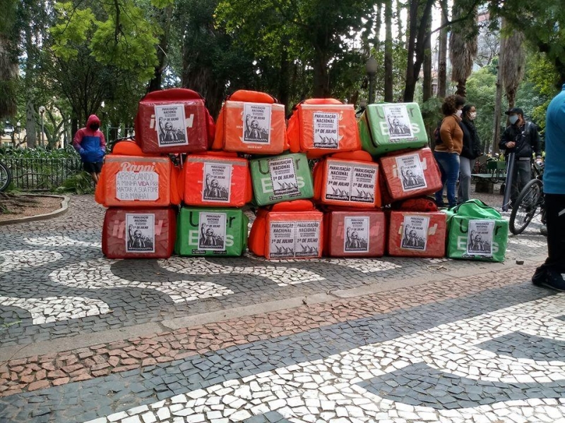 Na primeira manifestação, trabalhadores largaram as mochilas em protesto por melhores condições