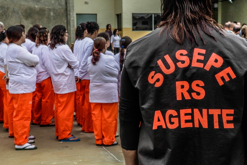 Agentes penitenciários podem contaminar apenados, colegas de serviço e seus familiares