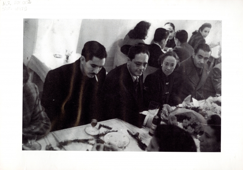 Poeta cercada por Justino Martins, Manoelito de Ornellas e Erico Verissimo em evento na ARI, homenagem por receber Prêmio Olavo Bilac, da ABL, em 1943
