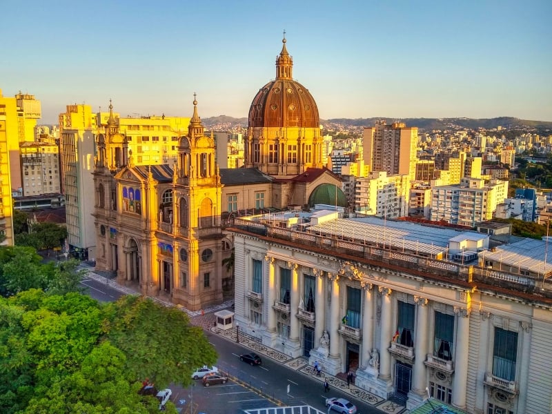 Imagem aérea do Palácio Piratini mostra a Catedral Metropolitana e a Praça da Matriz