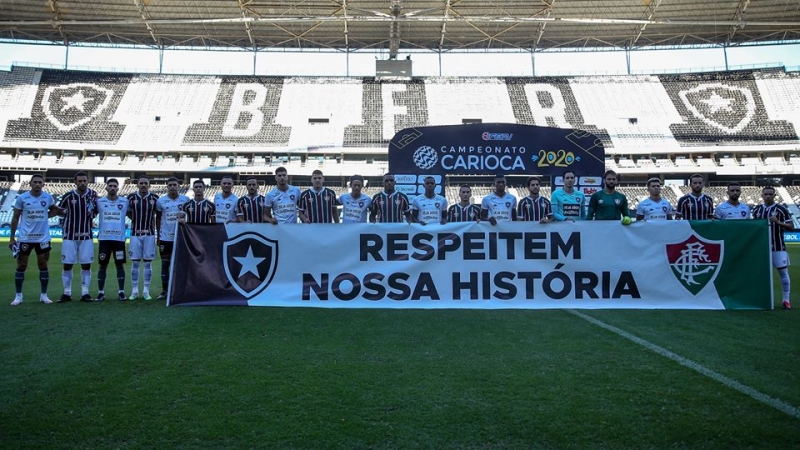 Antes da bola rolar, jogadores de Fluminense e Botafogo posaram em frente a uma faixa dizendo: 
