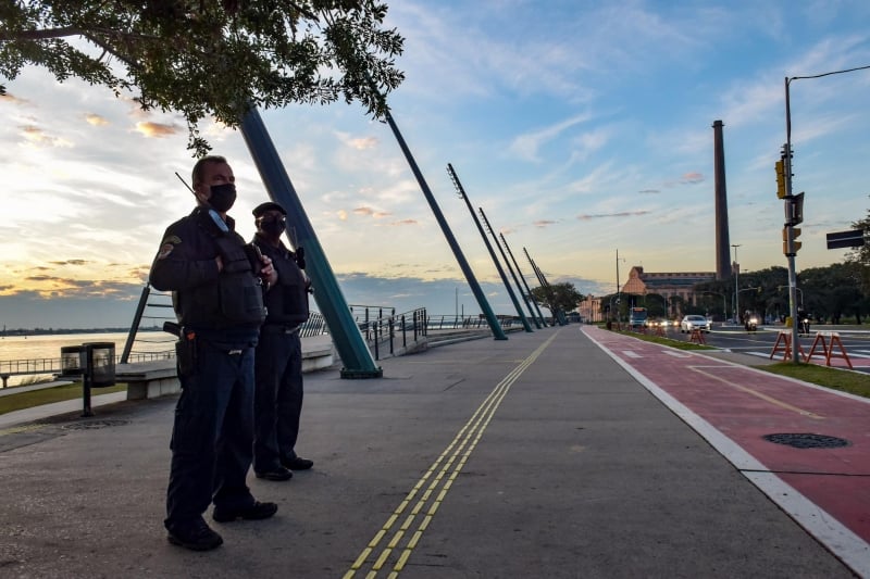 Parques como a Orla do Guaíba foram interditados no sábado para reduzir aglomerações