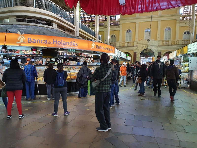 {'nm_midia_inter_thumb1':'https://www.jornaldocomercio.com/_midias/jpg/2020/07/05/206x137/1_20200704_140717-9089462.jpg', 'id_midia_tipo':'2', 'id_tetag_galer':'', 'id_midia':'5f02060d1b941', 'cd_midia':9089462, 'ds_midia_link': 'https://www.jornaldocomercio.com/_midias/jpg/2020/07/05/20200704_140717-9089462.jpg', 'ds_midia': 'Filas e movimento no Mercado Público de Porto Alegre no sábado, 4 de julho de 2020 - na segunda-feira, ele fecha por 15 dias', 'ds_midia_credi': 'Bruna Suptitz/ESPECIAL/JC', 'ds_midia_titlo': 'Filas e movimento no Mercado Público de Porto Alegre no sábado, 4 de julho de 2020 - na segunda-feira, ele fecha por 15 dias', 'cd_tetag': '1', 'cd_midia_w': '800', 'cd_midia_h': '600', 'align': 'Left'}