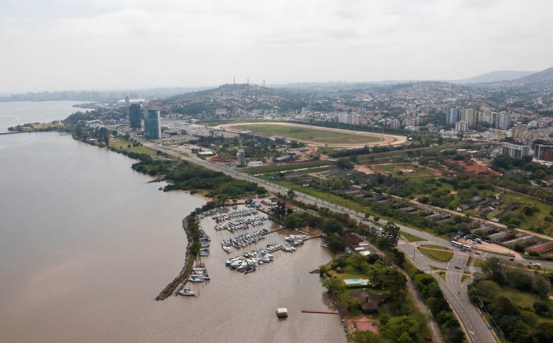 {'nm_midia_inter_thumb1':'https://www.jornaldocomercio.com/_midias/jpg/2020/07/06/206x137/1_economia___imagem_aerea_da_regiao_do_jockey_club_e_barrashoppingsul___onde_ficara_o_complexo_golden_lake_da_multiplan_credito_luciano_lanes-9090254.jpg', 'id_midia_tipo':'2', 'id_tetag_galer':'', 'id_midia':'5f03799d8b285', 'cd_midia':9090254, 'ds_midia_link': 'https://www.jornaldocomercio.com/_midias/jpg/2020/07/06/economia___imagem_aerea_da_regiao_do_jockey_club_e_barrashoppingsul___onde_ficara_o_complexo_golden_lake_da_multiplan_credito_luciano_lanes-9090254.jpg', 'ds_midia': 'Projeto da Multiplan prev&ecirc; a constru&ccedil;&atilde;o de 18 edif&iacute;cios em &aacute;rea ao lado do Jockey Club; empresa espera realizar lan&ccedil;amento ainda neste ano  ', 'ds_midia_credi': 'Luciano Lanes PMPA/Divulga&ccedil;&atilde;o/JC', 'ds_midia_titlo': 'Projeto da Multiplan prev&ecirc; a constru&ccedil;&atilde;o de 18 edif&iacute;cios em &aacute;rea ao lado do Jockey Club; empresa espera realizar lan&ccedil;amento ainda neste ano  ', 'cd_tetag': '1', 'cd_midia_w': '800', 'cd_midia_h': '497', 'align': 'Left'}