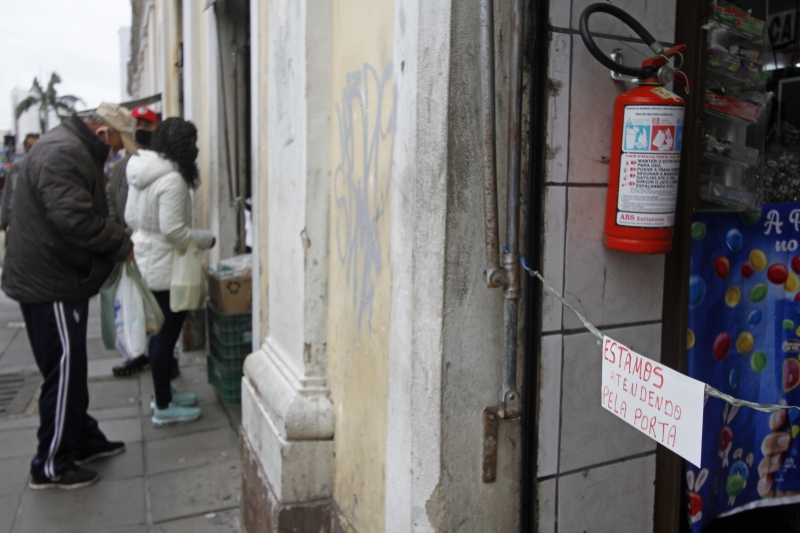Bancas e lojas do Mercado só podem operar no sistema de tele-entrega ou take away