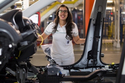 Brasileira é primeira mulher a comandar uma fábrica de automóveis na América Latina