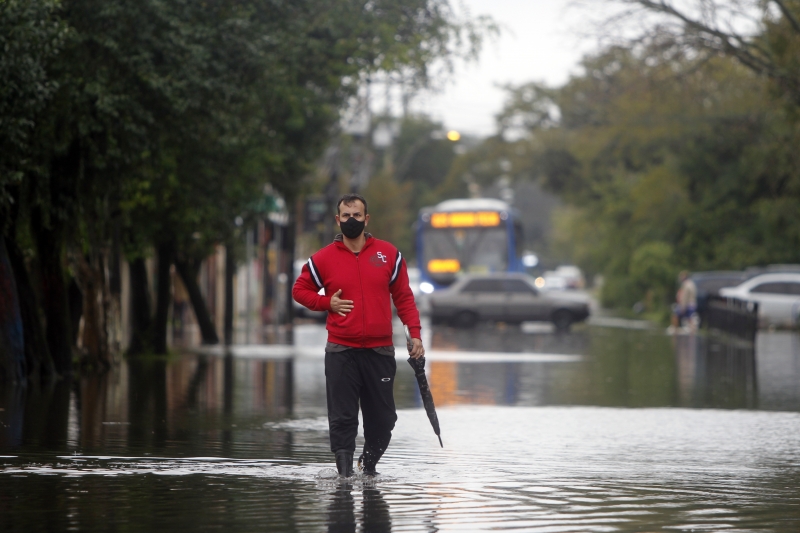 Transtornos no trânsito, queda de árvores e alagamentos foram registrados em diversos pontos