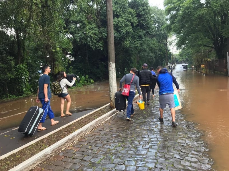 Em Lajeado, uma das cidades mais atingidas, família saiu de casa carregando o que conseguiu salvar