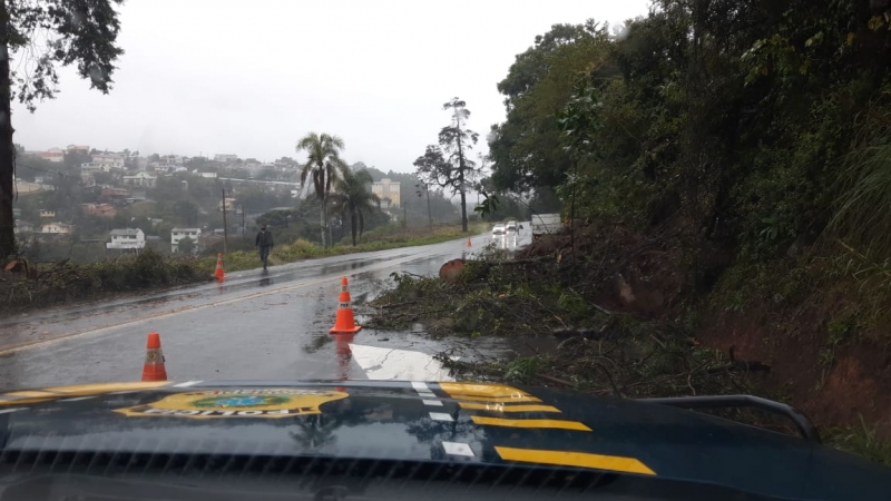 Queda de barreira na BR-116 em Caxias do Sul provoca a interrupção parcial da rodovia