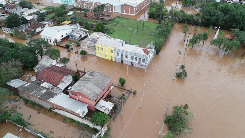 Forte volume de chuva entre terça e quarta-feira provocou inundações em várias cidades