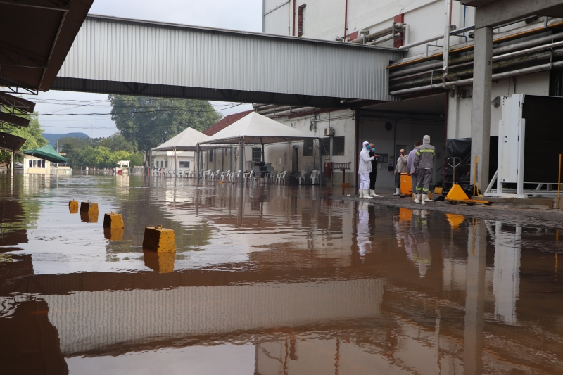 {'nm_midia_inter_thumb1':'https://www.jornaldocomercio.com/_midias/jpg/2020/07/09/206x137/1_img_4486-9092496.jpg', 'id_midia_tipo':'2', 'id_tetag_galer':'', 'id_midia':'5f072b108302e', 'cd_midia':9092496, 'ds_midia_link': 'https://www.jornaldocomercio.com/_midias/jpg/2020/07/09/img_4486-9092496.jpg', 'ds_midia': 'O abate de su&iacute;nos na D&aacute;lia Alimentos, em Encantando, foi suspenso ap&oacute;s a cheia do Rio Taquari, que invadiu a unidade frigor&iacute;fica em Encantado, afetando a casa de m&aacute;quinas do frigor&iacute;fico  ', 'ds_midia_credi': 'D&Aacute;LIA ALIMENTOS /DIVULGA&Ccedil;&Atilde;O/JC', 'ds_midia_titlo': 'O abate de su&iacute;nos na D&aacute;lia Alimentos, em Encantando, foi suspenso ap&oacute;s a cheia do Rio Taquari, que invadiu a unidade frigor&iacute;fica em Encantado, afetando a casa de m&aacute;quinas do frigor&iacute;fico  ', 'cd_tetag': '1', 'cd_midia_w': '800', 'cd_midia_h': '533', 'align': 'Left'}