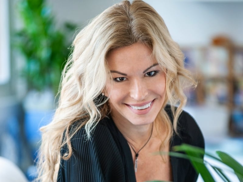 Autora escreveu livro por encomenda durante isolamento, ministra aulas a distância, será patrona da Feira de Bento e lançará novo título