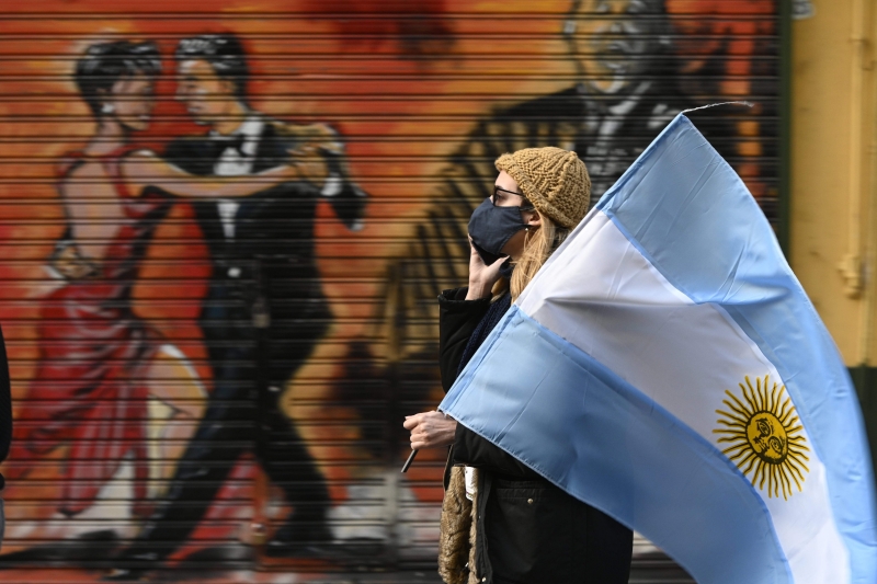 O longo período de isolamento, inclusive, levou argentinos a protestarem nas principais cidades do país