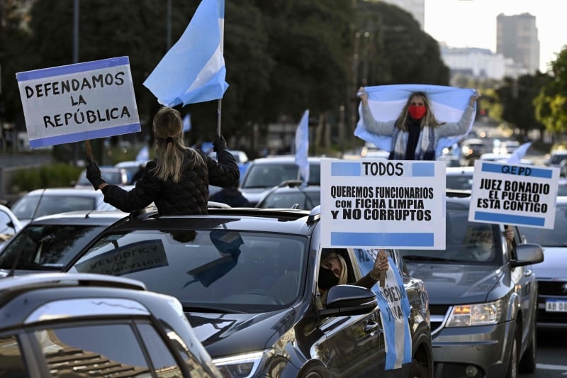 Em carreatas, argentinos protestam contra a volta do confinamento