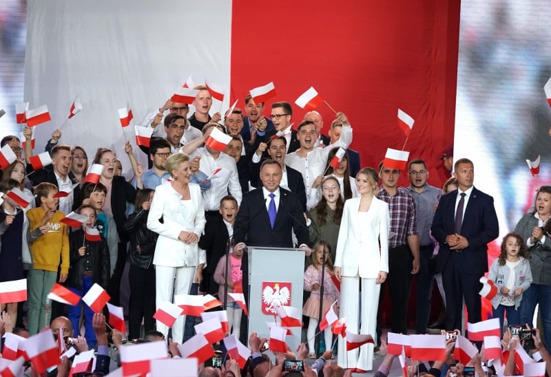 Presidente Andrzej Duda, conservador e populista, concentrou 51,2% dos votos