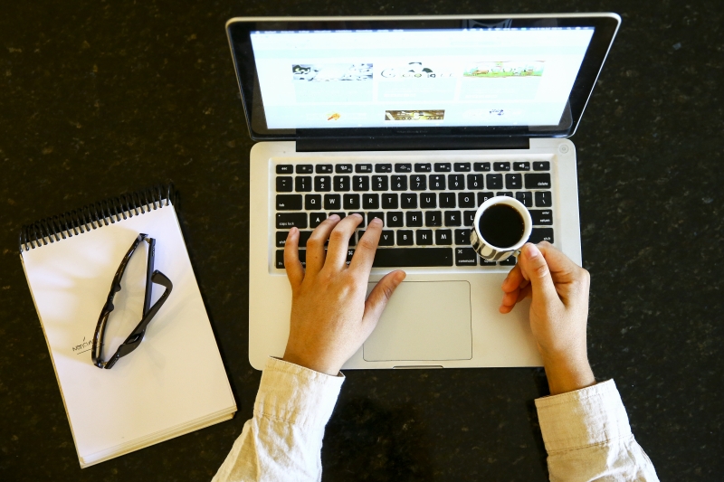 O teletrabalho é realizado em um local alternativo e utiliza equipamentos de tecnologia