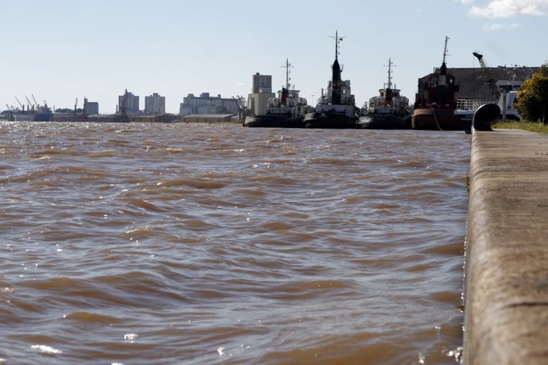 Lago Guaíba, no Cais Mauá, media 2,39 metro nesta terça-feira, o dobro do normal, que é de 1,2 metro