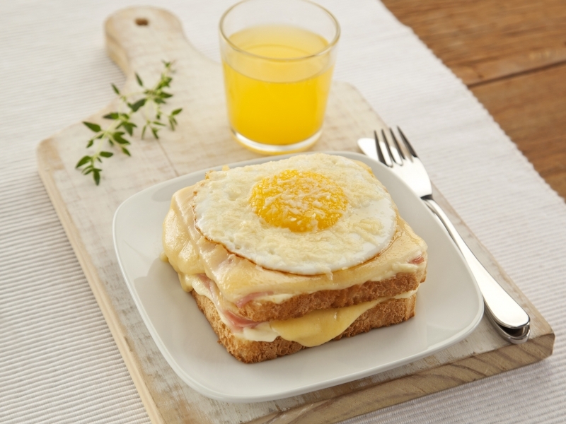 E se não gostar de brioche - levemente adocicado -, use outro tipo de pão, no mesmo formato da foto