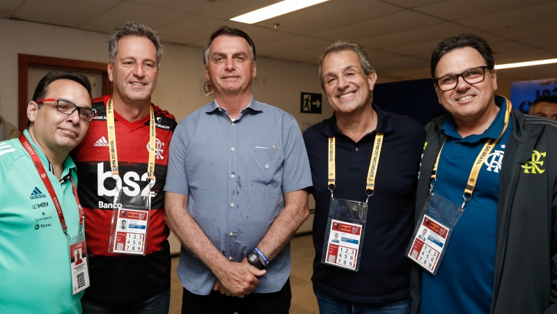 Bolsonaro e Landim (camisa do Fla) uniram forças para alterar a lei