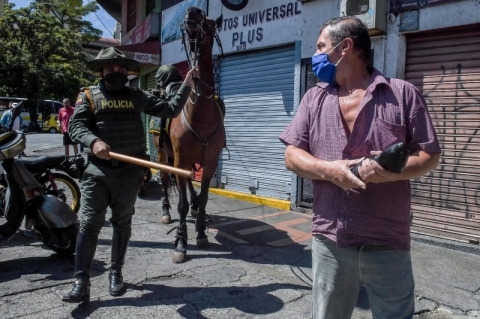 Grupos armados na Col�mbia matam civis para refor�ar respeito a regras contra o coronav�rus