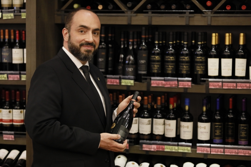 {'nm_midia_inter_thumb1':'https://www.jornaldocomercio.com/_midias/jpg/2020/07/16/206x137/1_indicacao_de_procedencia___legenda_2___o_sommelier_diego_arrebola_coordenou_a_degustacao_via_zoom_foto_marco_salles-9097278.jpg', 'id_midia_tipo':'2', 'id_tetag_galer':'', 'id_midia':'5f10b860d9864', 'cd_midia':9097278, 'ds_midia_link': 'https://www.jornaldocomercio.com/_midias/jpg/2020/07/16/indicacao_de_procedencia___legenda_2___o_sommelier_diego_arrebola_coordenou_a_degustacao_via_zoom_foto_marco_salles-9097278.jpg', 'ds_midia': 'O sommelier   Diego Arrebola coordenou a degusta&ccedil;&atilde;o   via Zoom', 'ds_midia_credi': 'MARCOS SALLES/DIVULGA&Ccedil;&Atilde;O/JC', 'ds_midia_titlo': 'O sommelier   Diego Arrebola coordenou a degusta&ccedil;&atilde;o   via Zoom', 'cd_tetag': '1', 'cd_midia_w': '800', 'cd_midia_h': '533', 'align': 'Left'}