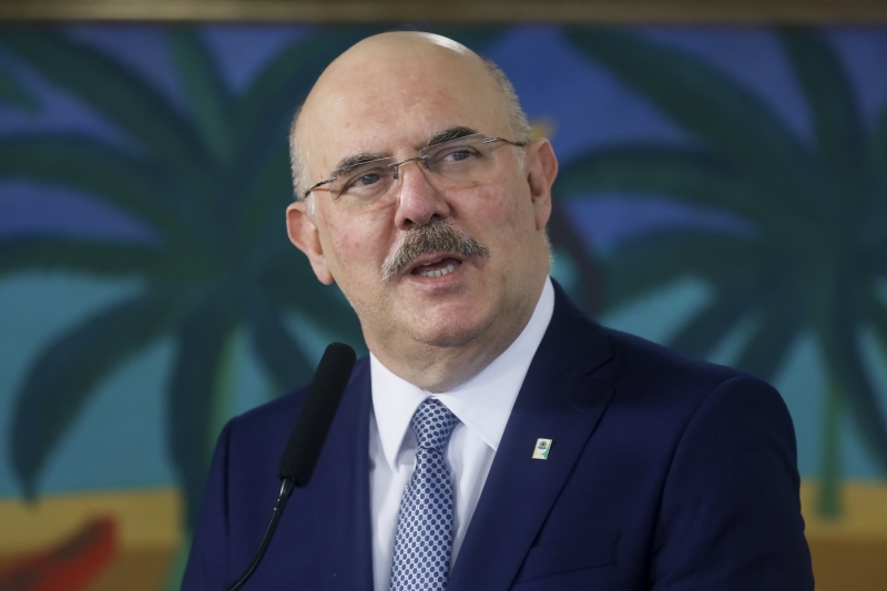 Milton Ribeiro disse que "minoria barulhenta" quer novo adiamento do exame