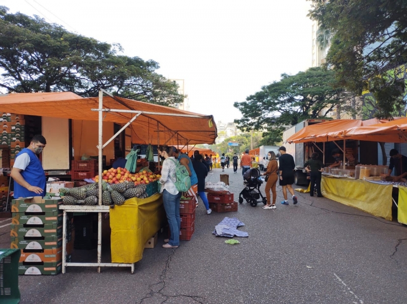 Clima - sol em Porto Alegre - pandemia - feira de hortigranjeiros na rua José Otão, no bairro Bom Fim - frequentadores - bancas de produtos  