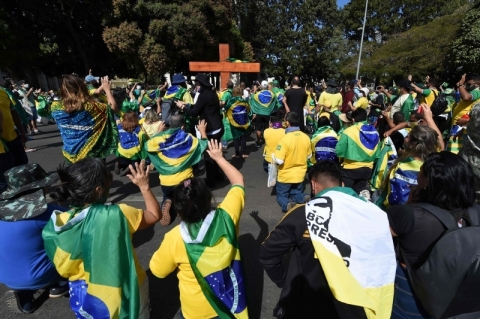 Manifestantes pr�-Bolsonaro protestam contra governadores em Bras�lia