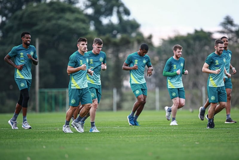 Após volta de treinos, Chapecoense crescem registros de Covid-19 entre jogadores