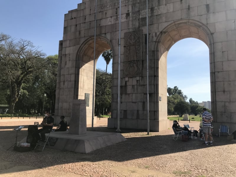 O domingo de sol e calor atraiu muitas pessoas a parques que seguem abertos na Capital